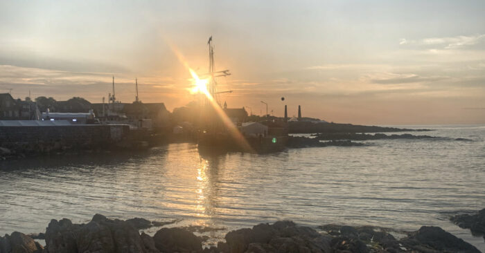 Solnedgang over havnen i Allinge